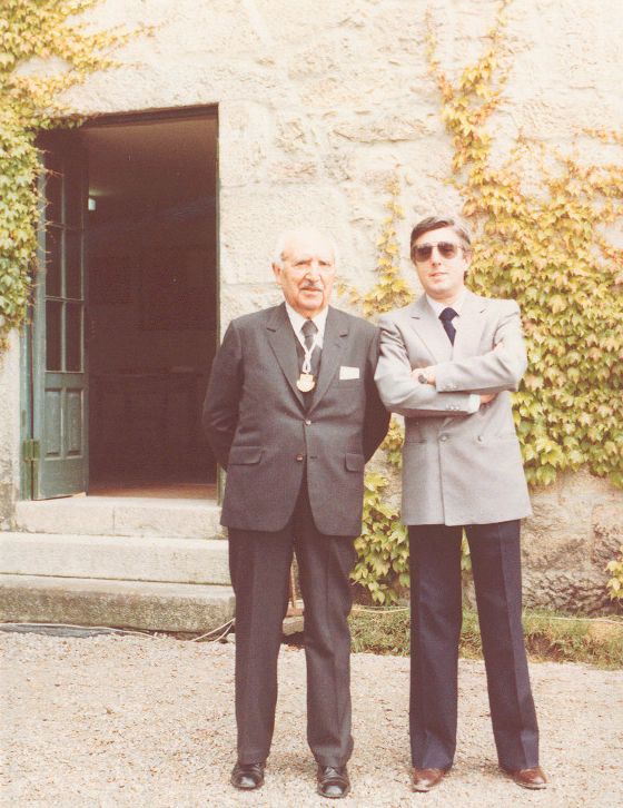 Antón Fraguas e Xulián Parga, na Casa de Rosalía, en Padrón (1984), despois de que o entrañable profesor recibise o “Pedrón de Ouro”