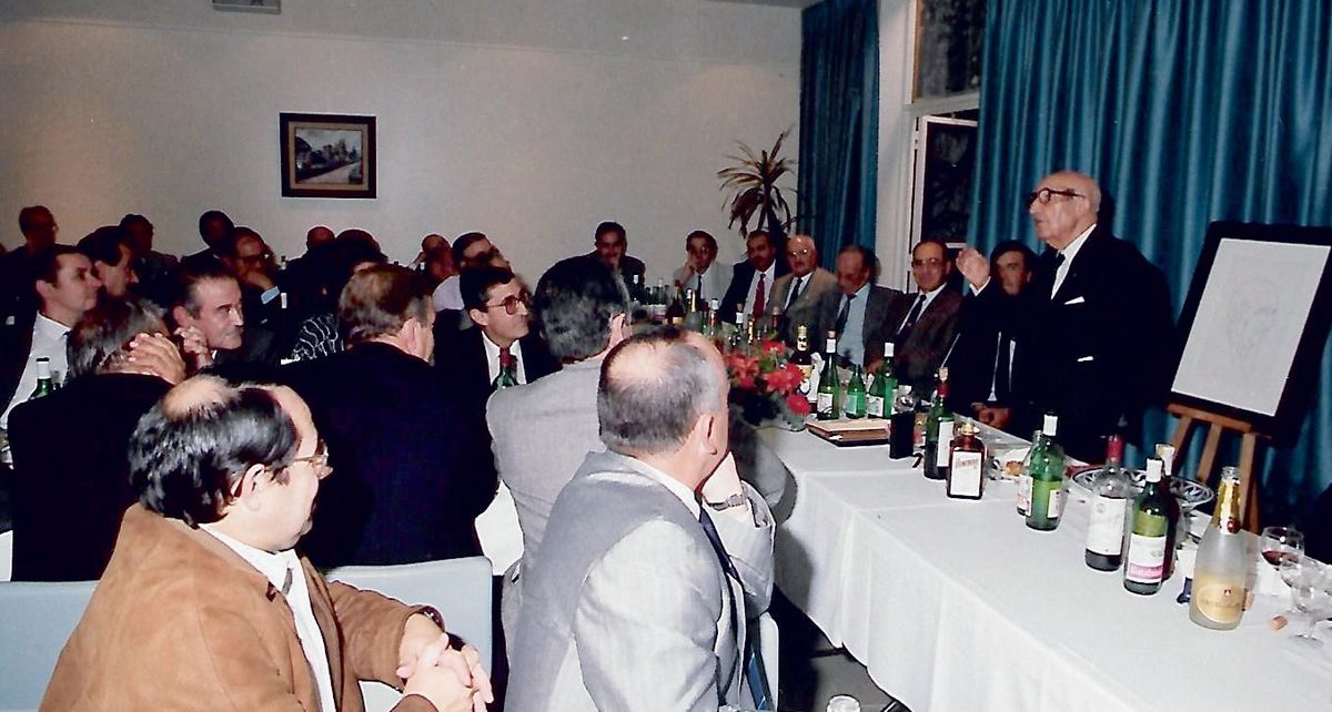 Na presidencia, representantes da Real Academia Galega, Francisco Río Barja; da Fundación Castelao, Avelino Pousa Antelo; e do Concello de Santiago, Ernesto Vieitez Cortizo, que fora Alcalde da capital de Galicia en 1986-1987